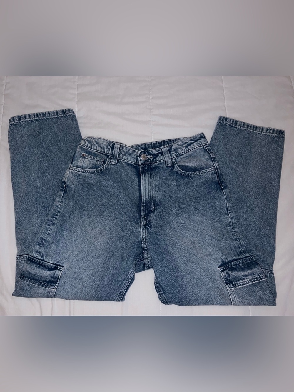 H&M Men's Relaxed Cargo Jeans in Washed Blue